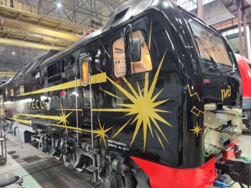 На Ярославском ЭРЗ Желдорреммаш произвели спецпокраску электровозов серии ЭП2К для поезда «Ночной экспресс»