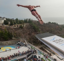 В Крыму чемпион мира по хайдайвингу совершил прыжок с крыши отеля «Ялта-Интурист».
