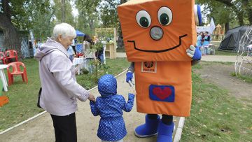 Робот Вольтик на семейном благотворительном празднике  «Вовка – морковка»