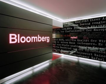 Bloomberg зафиксировал спад денежных переводов из России