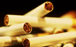 Французский суд запретил импорт американских сигарет "Lucky Strike"
