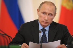 Путин поручил поддержать печатные издания