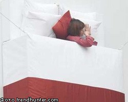 Японские пиарщики уложили женщину спать на стене небоскреба