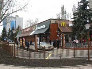 Открылся   первый  ресторан  McDonald's  города  Луганска  с  системой indoorVideo от "ПрессКом"!