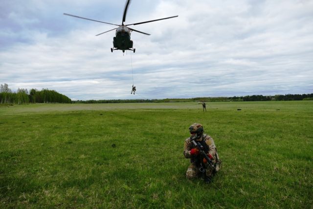 Сотрудники ОМОН «Ратник» Росгвардии отработали навыки беспарашютного десантирования из вертолета Ми-8 в Томске