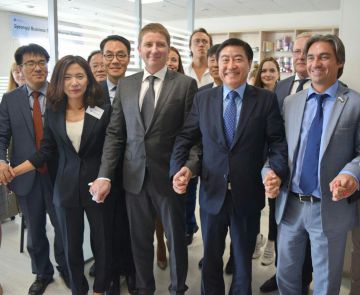 Вадим Хромов поздравил Вице-губернатора Кёнгидо Ли Дже Юл с  открытием представительства