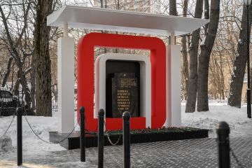 При содействии компании «РГ-Девелопмент» в Савёловском парке открыли памятник «Светлой памяти работникам швейной фабрики «Вымпел»