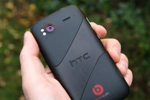В рамках бренд-стратегии "рекомендовано" для новой серии смартфонов HTC ONE компания HTC устроиа первую в мире модную фотосессию в свободном падении