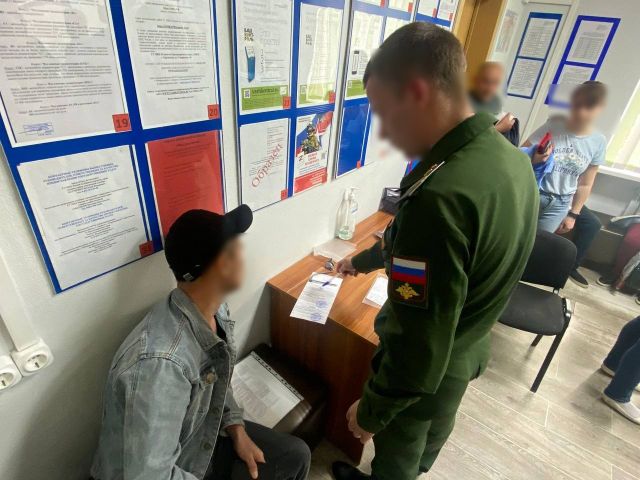 В городе-курорте Анапе новых российских граждан ставят на воинский учет