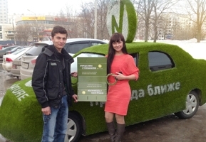 Заросший травой автомобиль появился на улицах российских городов