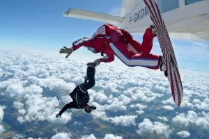 «А и В летают на крыле» - соревнования для  парашютистов.