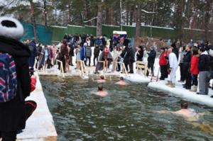 Заплывы моржей в честь праздника 8 марта