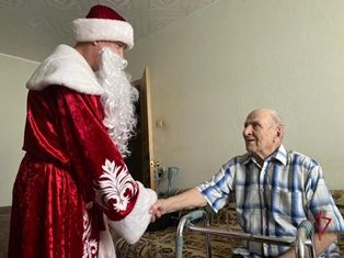 К фронтовику и легенде томской милиции пришел в гости росгвардейский Дед Мороз
