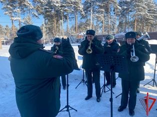 Оркестр Росгвардии поздравил ветерана Великой Отечественной войны со 100-летним юбилеем в Томске