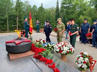 В Томской области сотрудники и военнослужащие Росгвардии почтили память павших героев Великой Отечественной войны