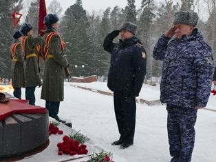 В День защитника Отечества сотрудники и военнослужащие Росгвардии возложили цветы к Вечному огню