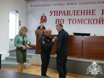В День Государственного Флага Российской Федерации томским росгвардейцам вручены государственные награды