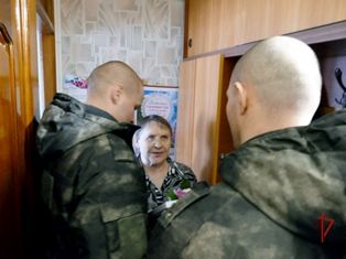 Спецназ Росгвардии в Томске поздравил маму погибшего боевого товарища с наступающим праздником