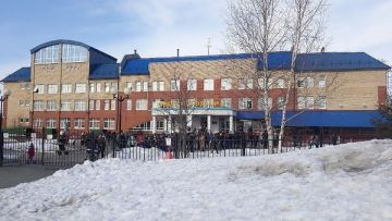 Почти 800 детей покинули школу в городе Ханты-Мансийск из-за пожара