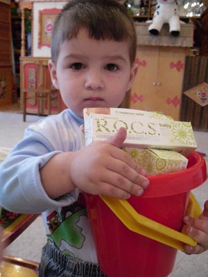 Воспитанники Калужского дома малютки получили в подарок зубные пасты R.O.C.S.