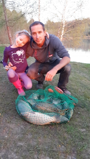 Александр Данко приучает дочку к рыбалке