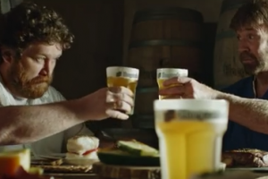 Чак Норрис и главред «Афиши Еды» приготовили блюдо в рекламе пива Hoegaarden