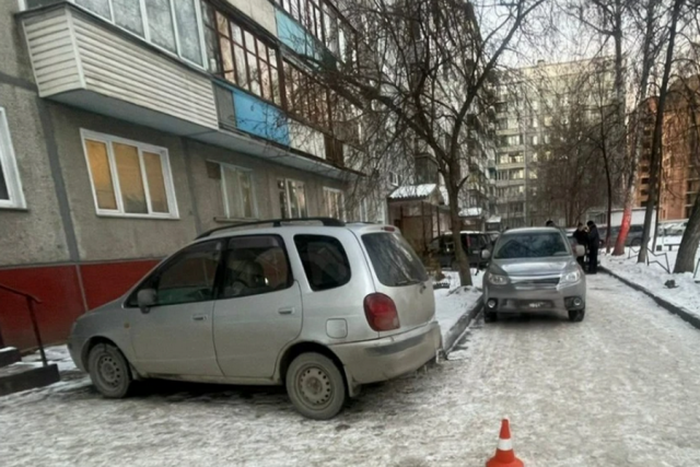 Пьяный водитель насмерть сбил двухлетнего ребёнка во дворе дома в Новосибирске