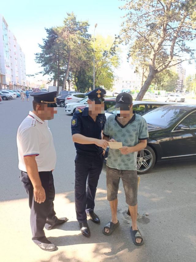 В нескольких населенных пунктах Краснодарского края сотрудники силовых ведомств провели рейд по выявлению бывших мигрантов, уклоняющихся от воинского учета.