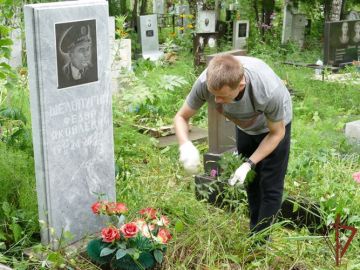 Росгвардейцы благоустроили могилы ветеранов ВОВ в Томске (видео)