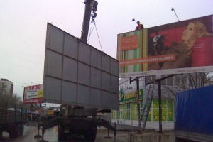 Центр Волгограда избавляется от крупногабаритной рекламной конструкции