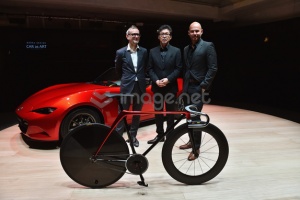 Mazda представила велосипед и диван собственного дизайна