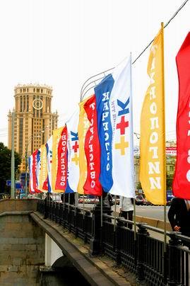 Московская Городская Реклама размещает флаги на мостах для компании ТТК