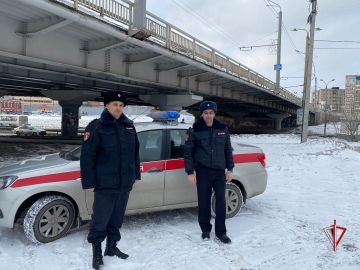 Сотрудники Росгвардии предотвратили попытку мужчины спрыгнуть с высокого моста в Томске