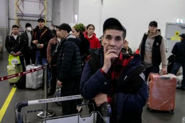 Мигрантов отправляют на родину специальными авиарейсами