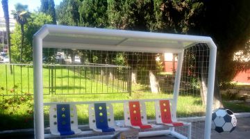 Открытие лавочки с портативной зарядной станцией на солнечных панелях в виде футбольных ворот