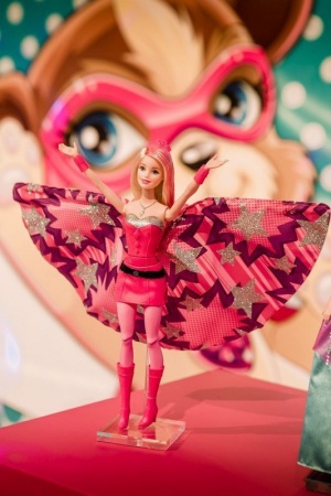 Впервые в истории Барби™ дебютирует как супергероиня в "Барби™: Супер Принцесса", вдохновляя девочек на супердостижения