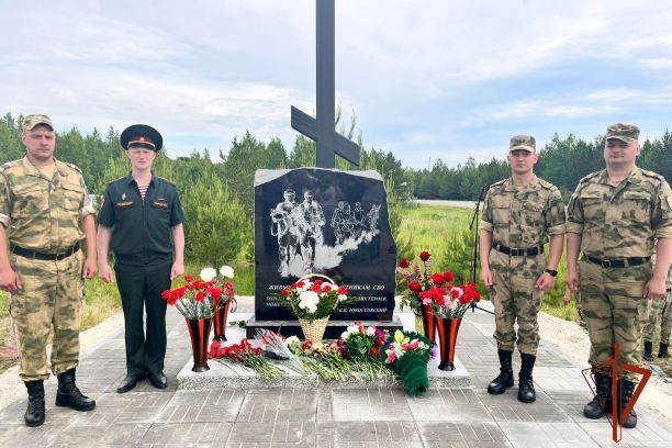 Военнослужащие Росгвардии приняли участие в открытии мемориала участникам специальной военной операции в Томской области