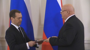 Дмитрий Медведев вручил Александру Лапину премию Правительства РФ