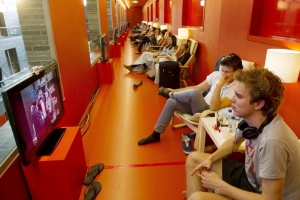 Комитет Госдумы не поддержал ограничение ТВ-рекламы в вечерние часы и выходные дни