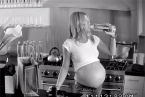 Дженнифер Энистон притворилась беременной в рекламе воды