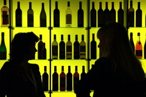 Роспотребнадзор считает недопустимым снятие ограничений рекламы алкогольной продукции