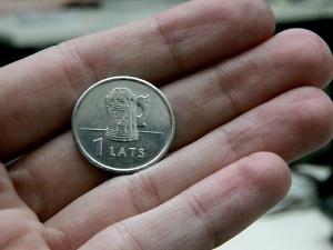 Министерство здравоохранения Латвии усмотрело рекламу пива на новых монетах Банка Латвии