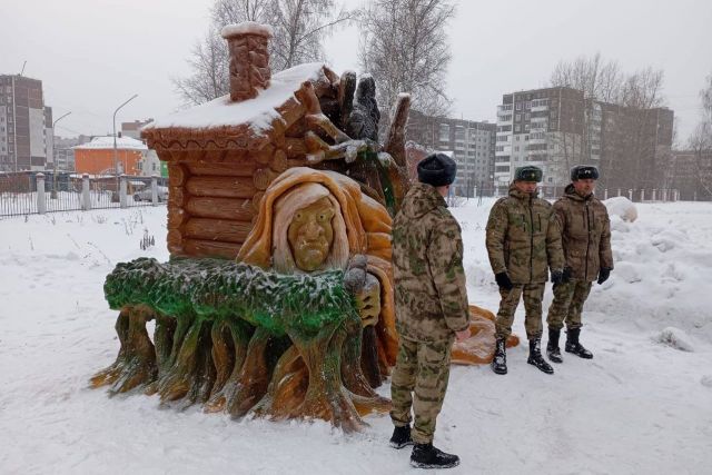 Уникальные снежные арт-объекты создали для подшефных школьников военнослужащие Росгвардии в Томской области