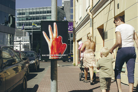 Реклама со слоганом «Это нормально?» на улицах Таллинна