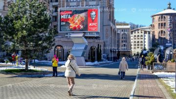 Агентством IQ была размещена реклама на digital-экране на горнолыжном курорте «Красная Поляна» сети ресторанов KFC