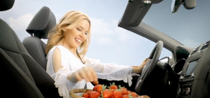 Кайли Миноуг в рекламной кампании нового кабриолета от Volkswagen