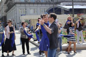 Песня  «Синий платочек» собрала на Триумфальной площади московскую молодежь.
