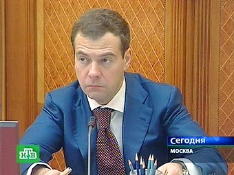 Медведев потребовал снизить тарифы на доставку прессы