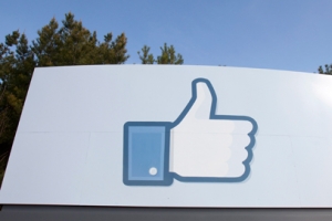 Доходы "Фейсбук" от мобильной рекламы в этом году составят почти 1 млрд долларов
