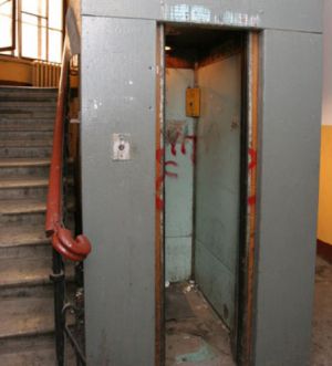 Испорченные вандалами лифты восстановили